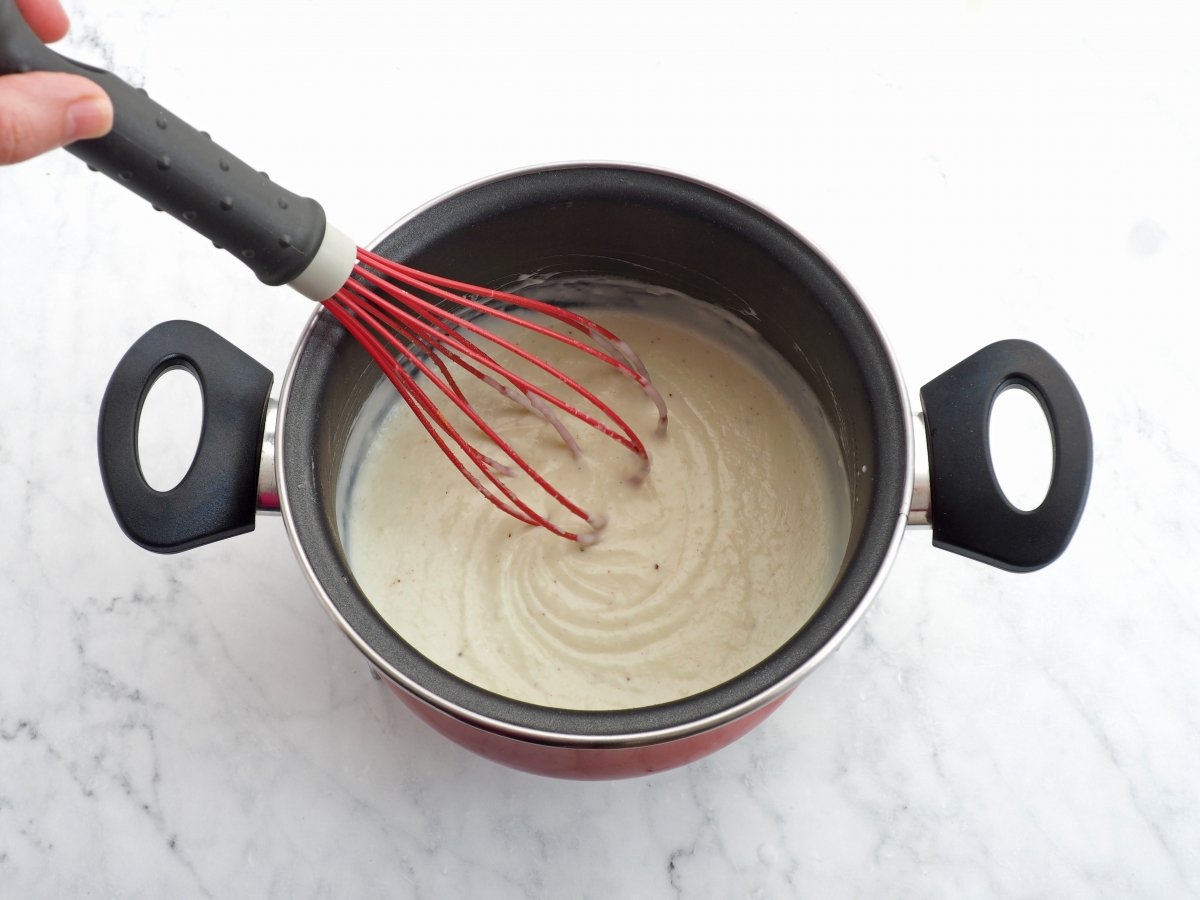 Cocinar la bechamel de la lasaña