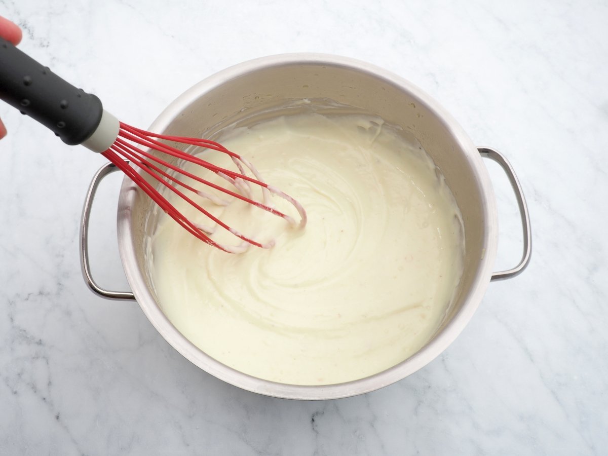 Cocinar la bechamel de las croquetas
