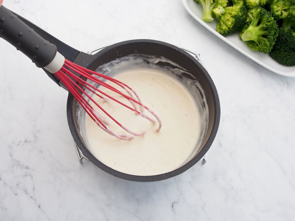 Cocinar la bechamel del brócoli con bechamel