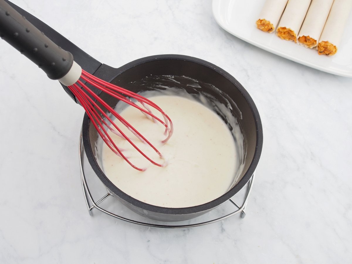 Cocinar la bechamel para los canelones de marisco