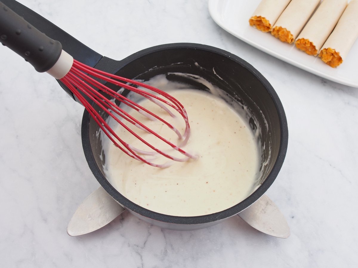 Cocinar la bechamel para los canelones de pollo