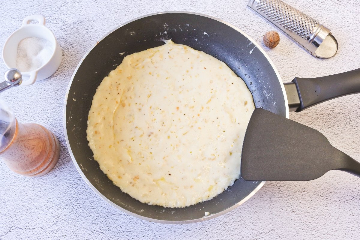 Cocinar la bechamel para los espárragos blancos gratinados