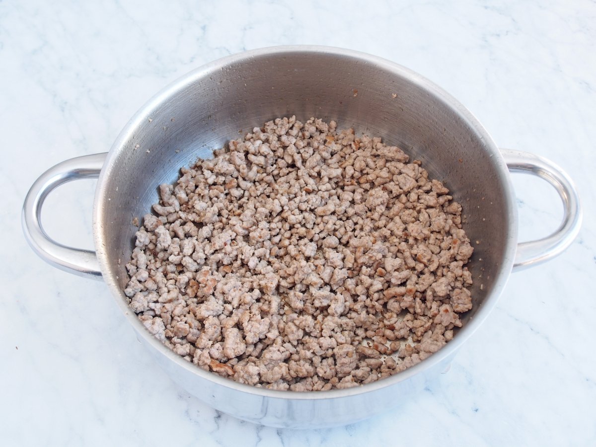 Cocinar la carne de ternera para el chili con carne