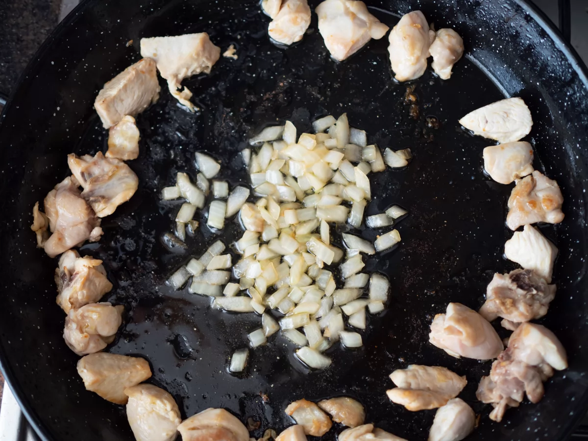 Fideuá de pollo 4 Cocinar la cebolla para la fideuá de pollo
