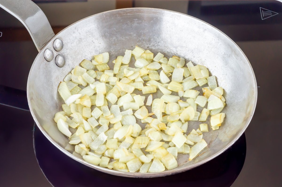 Cocinar la cebolla pochada