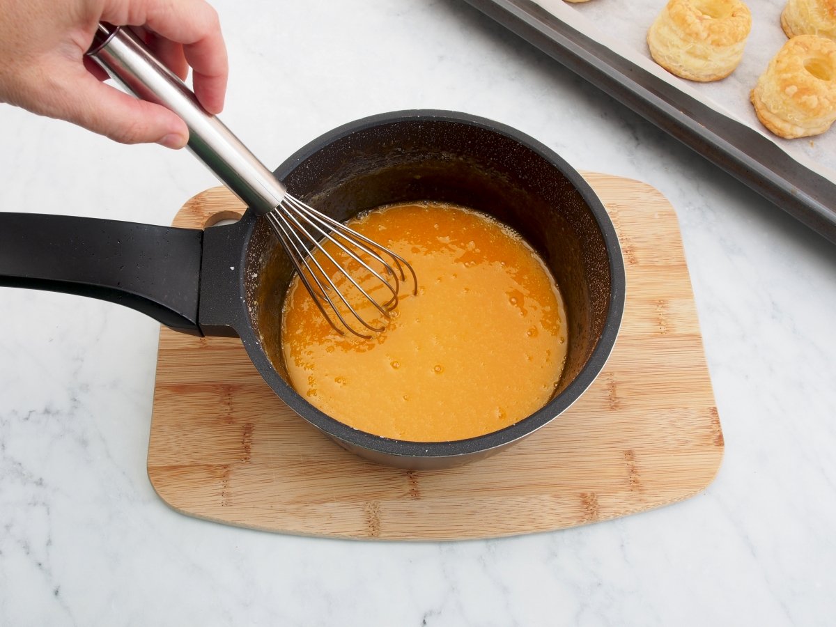 Cocinar la crema de yema para las rosquillas de Alcalá