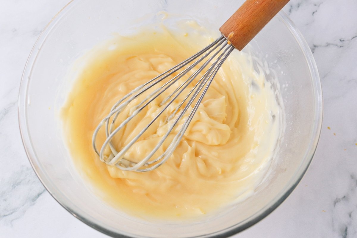 Cocinar la crema pastelera para los galos en el microondas