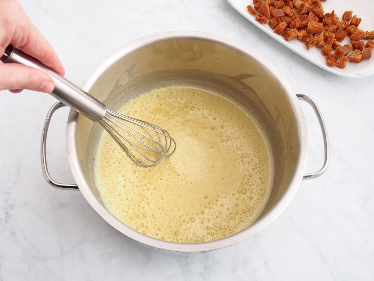 Cocinar la harina con el aceite para las puches