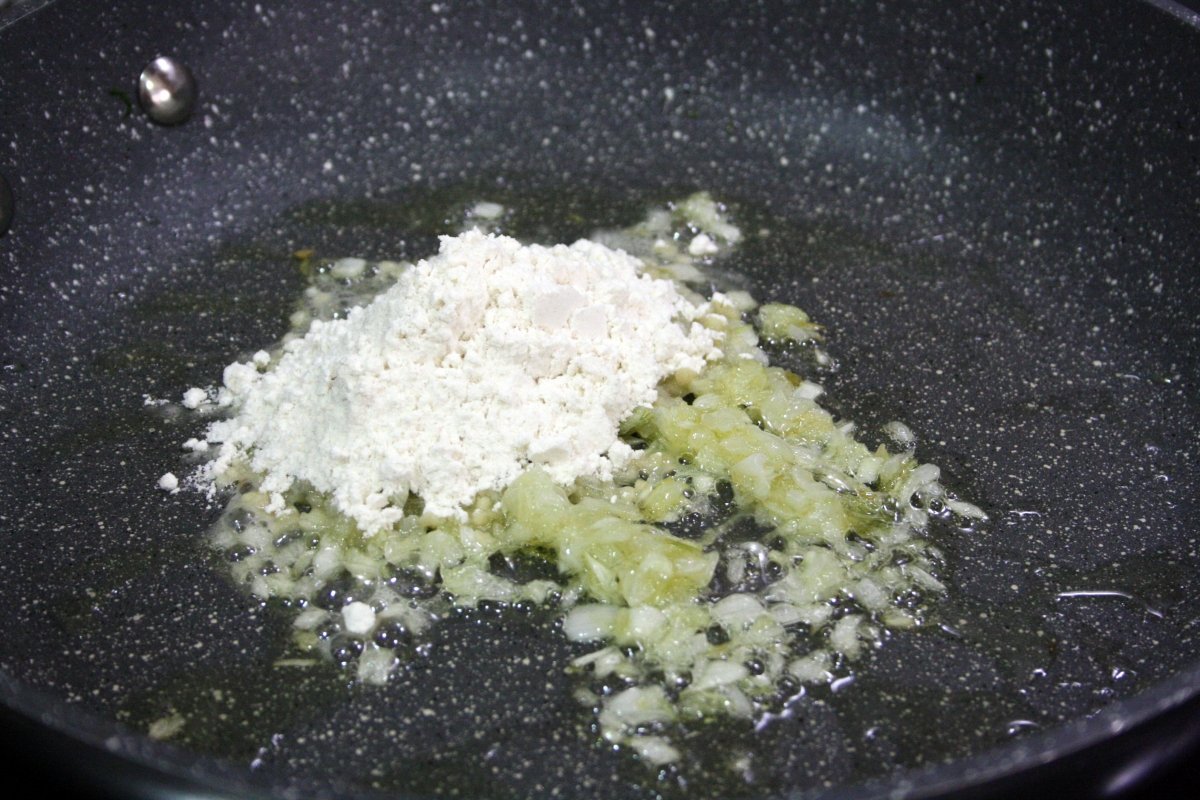 Cocinar la harina con la cebolla