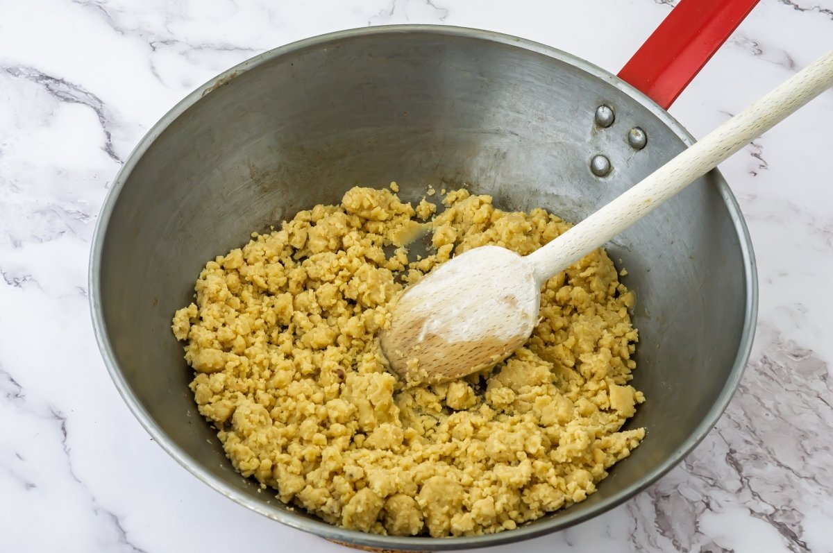 Cocinar la harina de la gachamiga