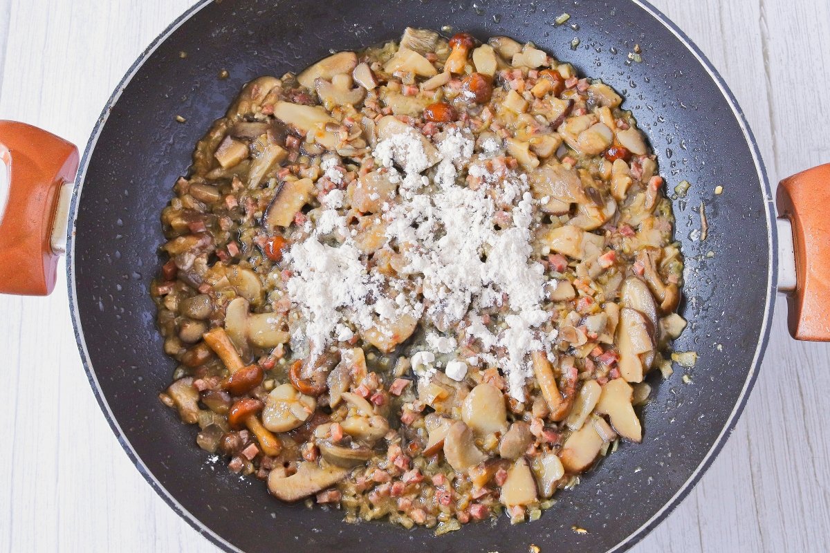 Cocinar la harina para el solomillo de pavo en salsa