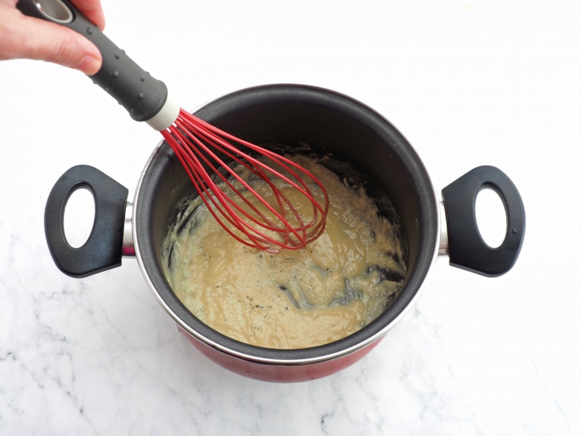 Cocinar la harina para la bechamel de la lasaña