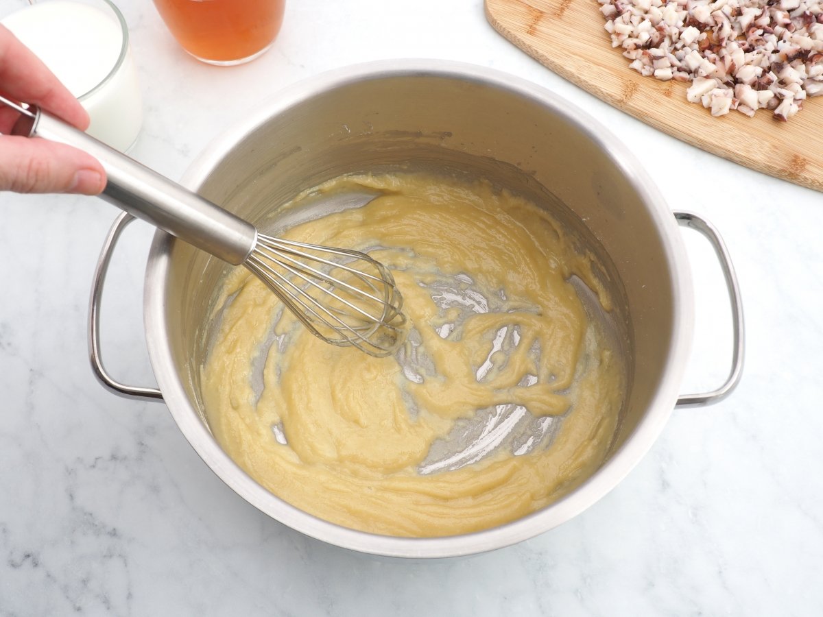 Cocinar la harina para la bechamel de las croquetas de pulpo