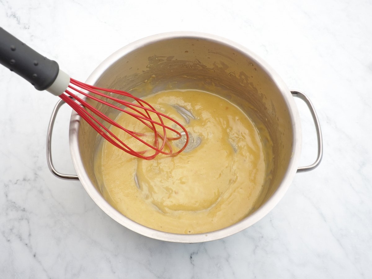 Cocinar la harina para la bechamel de las croquetas