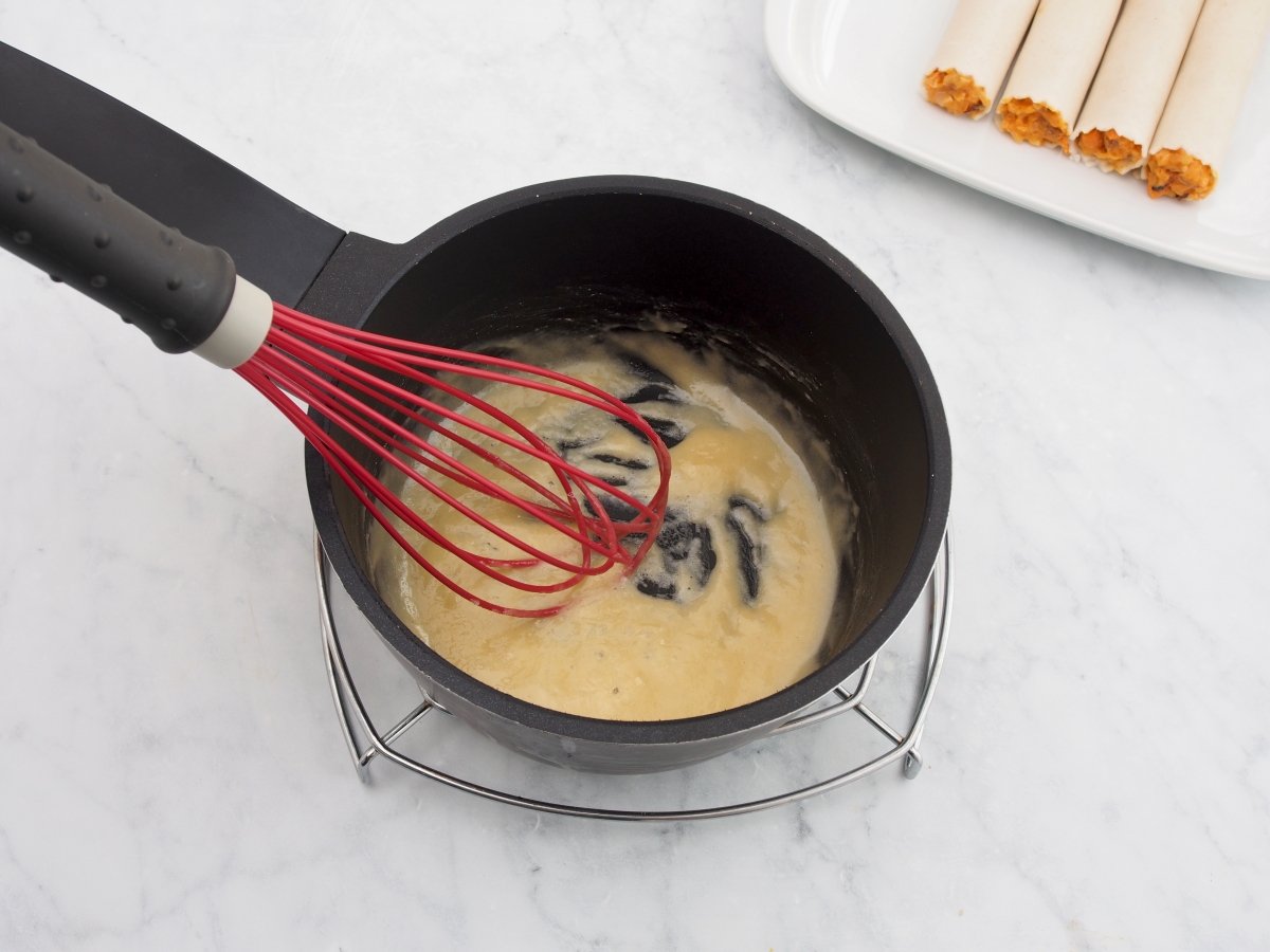 Cocinar la harina para la bechamel de los canelones de marisco