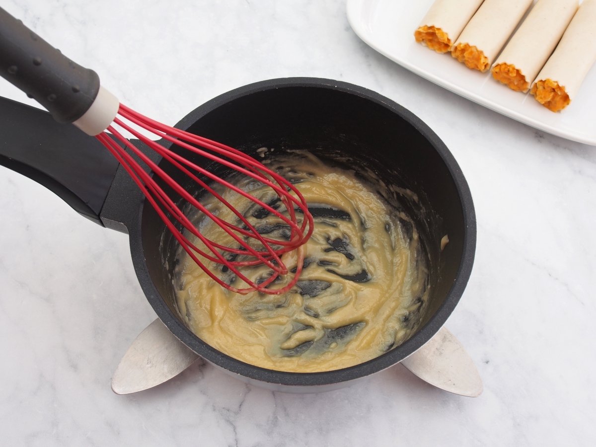 Cocinar la harina para la bechamel de los canelones de pollo