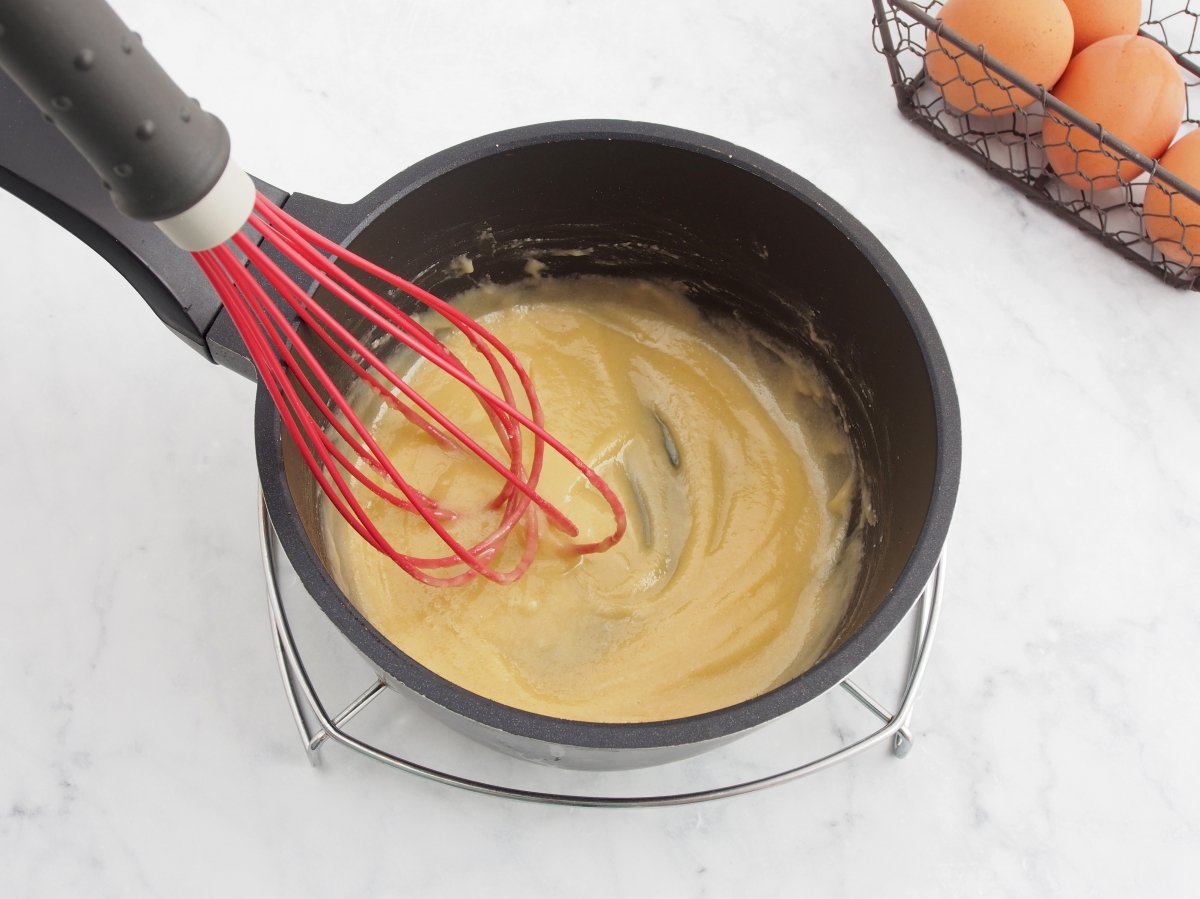 Cocinar la harina para la bechamel de los huevos encapotados