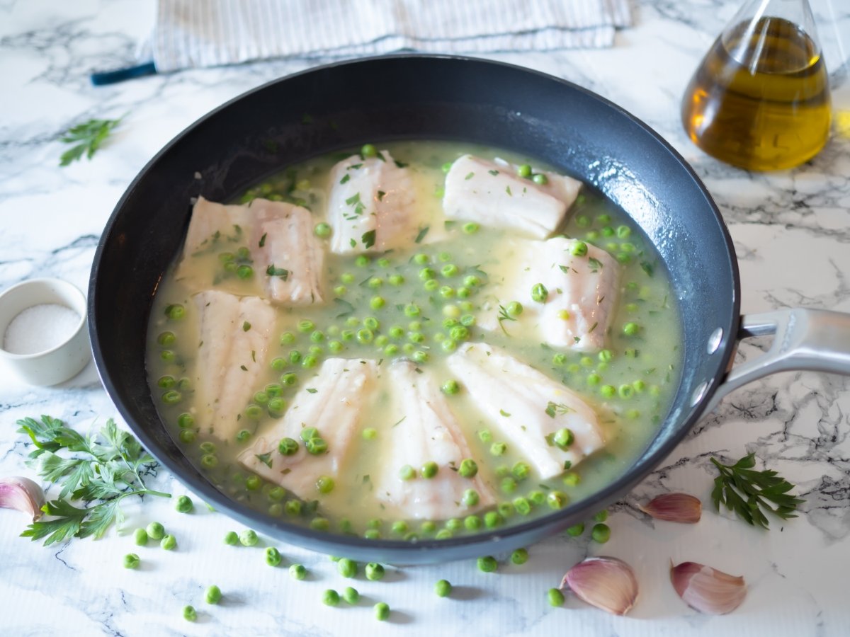 Cocinar la lubina y espesar lal salsa para la lubina en salsa verde