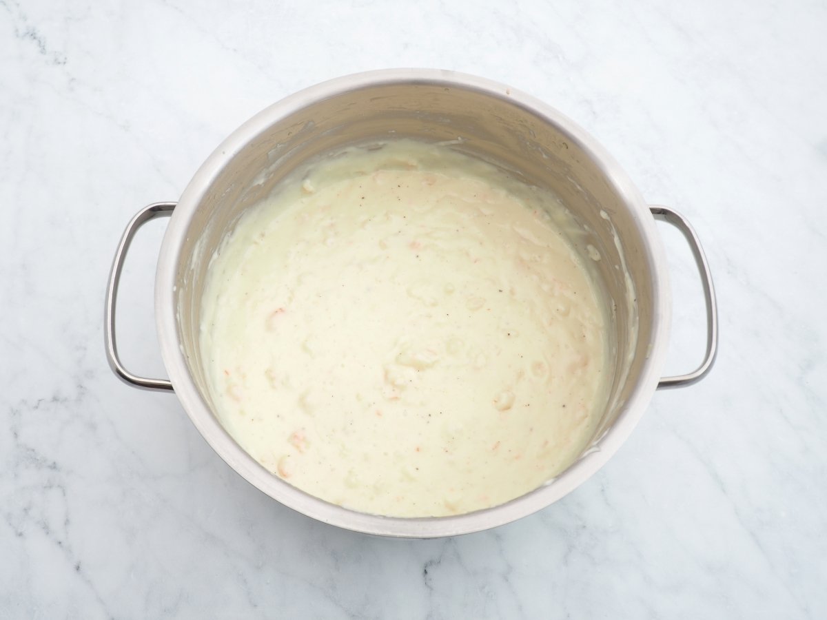 Cocinar la masa de las croquetas de gambas al ajillo