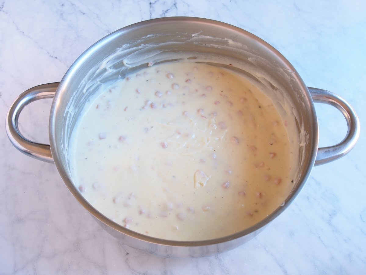 Cocinar la masa de las croquetas de jamón y queso