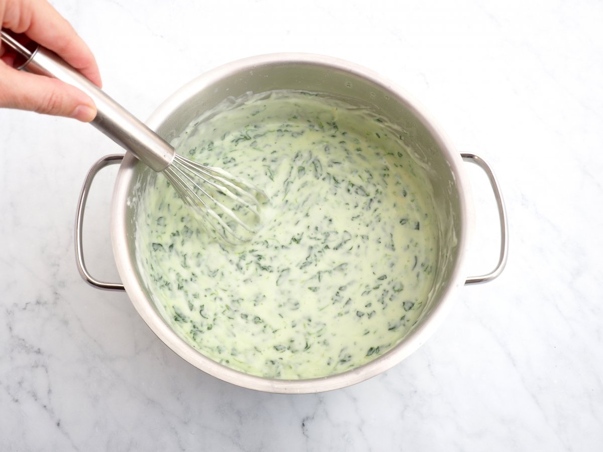 Cocinar la masa de las croquetas