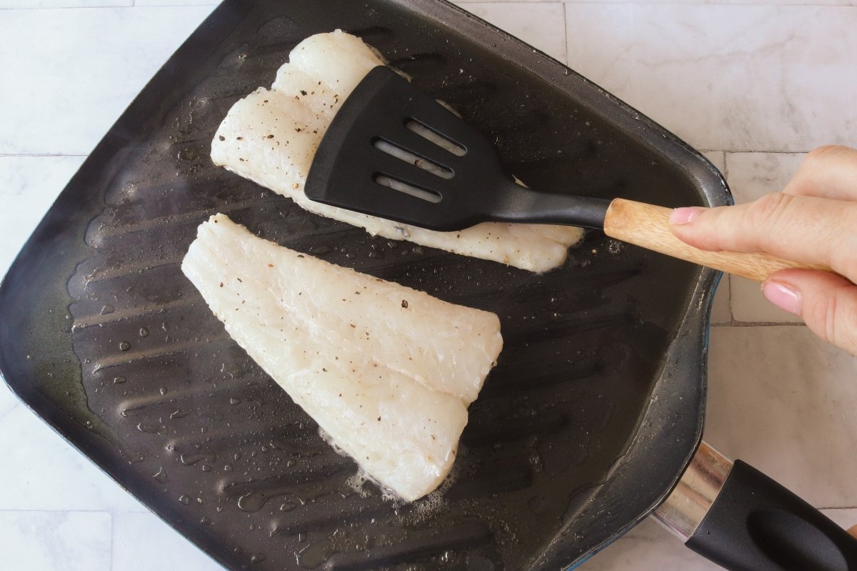 Cocinar la merluza a la plancha por el lado de la piel