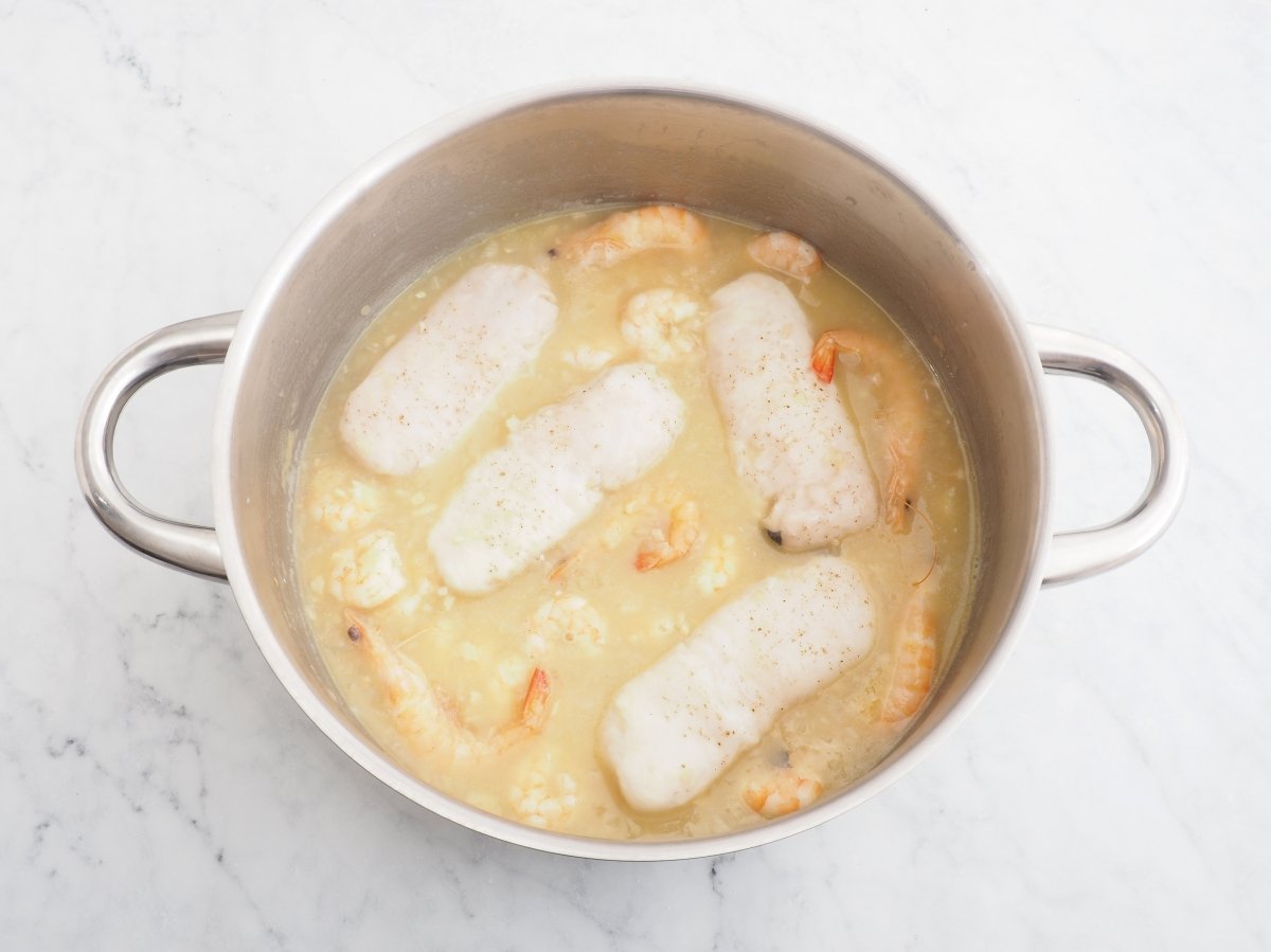 Cocinar la merluza con gambas