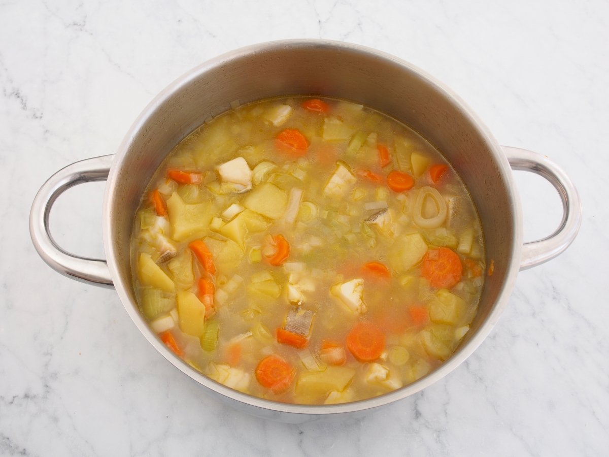 Cocinar la porrusalda con bacalao