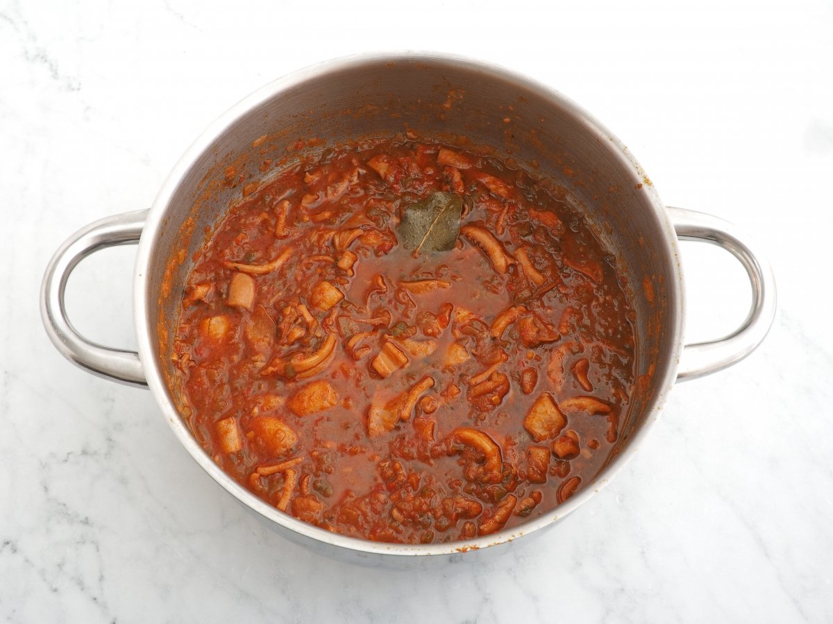 Cocinar la pota en salsa