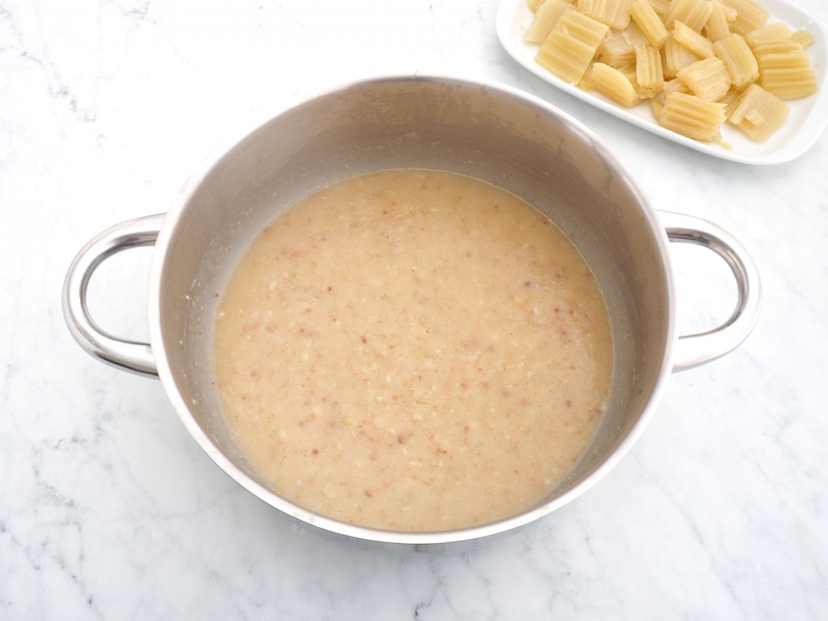 Cocinar la salsa de almendras para el cardo