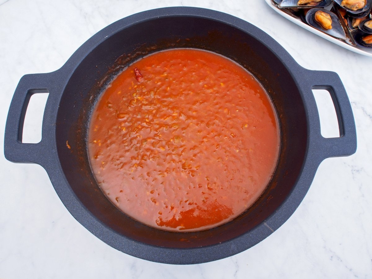 Cocinar la salsa de los mejillones en salsa picante