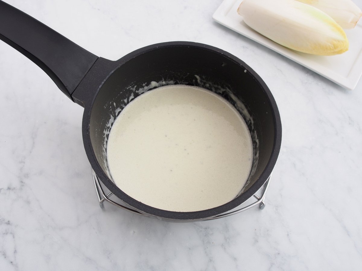 Cocinar la salsa de roquefort para las endivias con roquefort