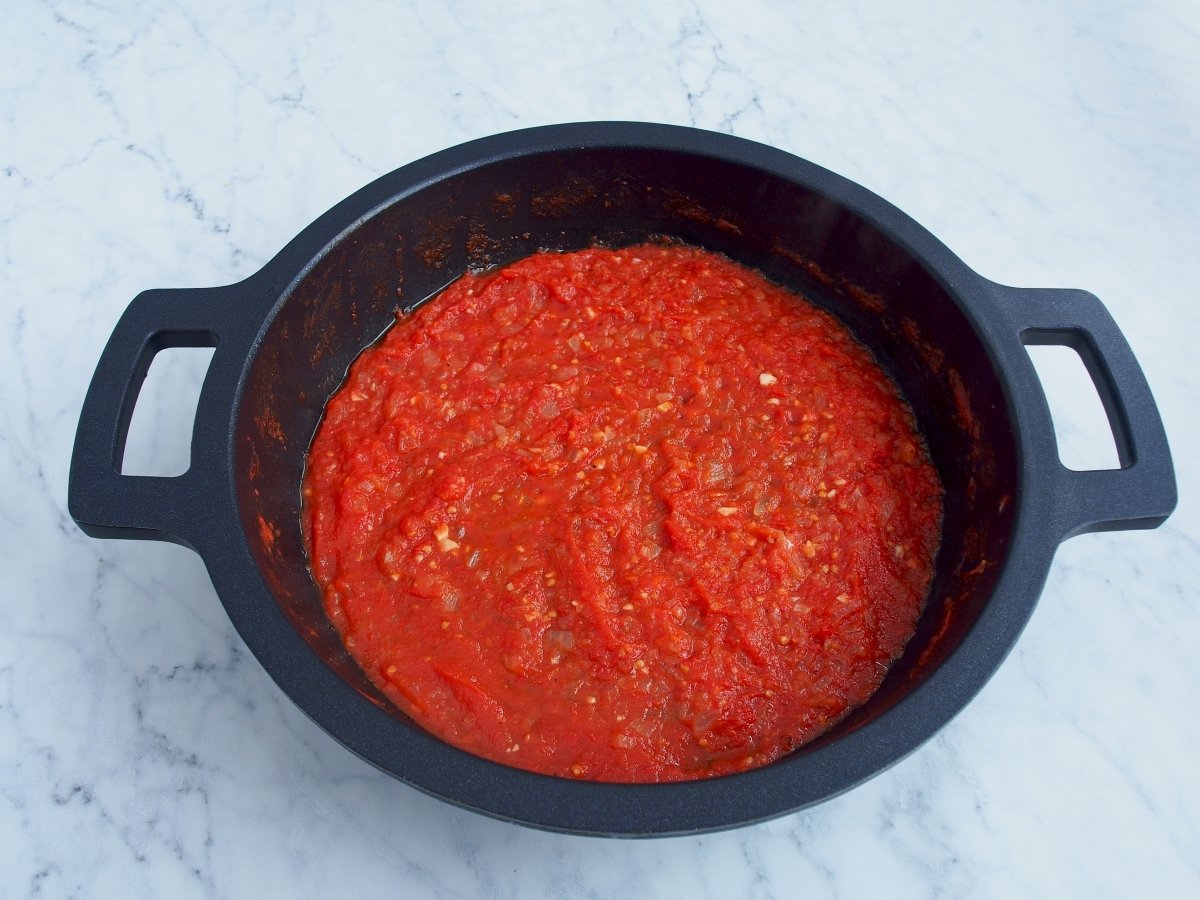 Cocinar la salsa de tomate para el bacalao