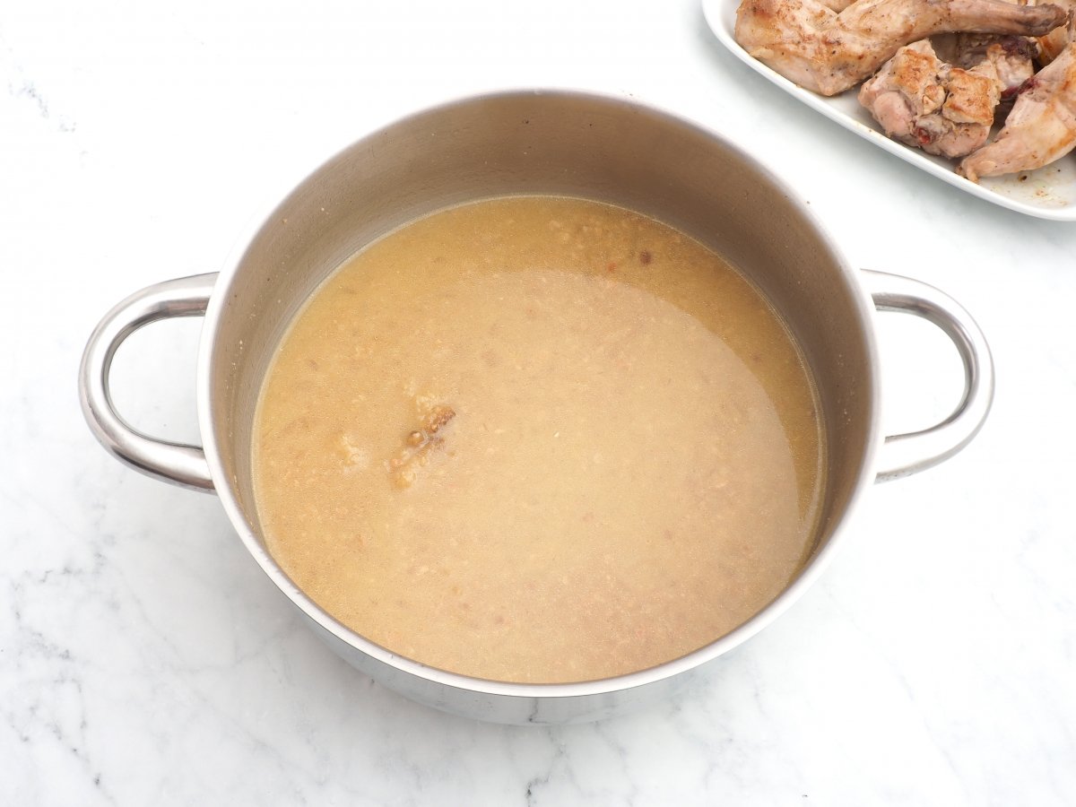 Cocinar la salsa del conejo en salsa de almendras
