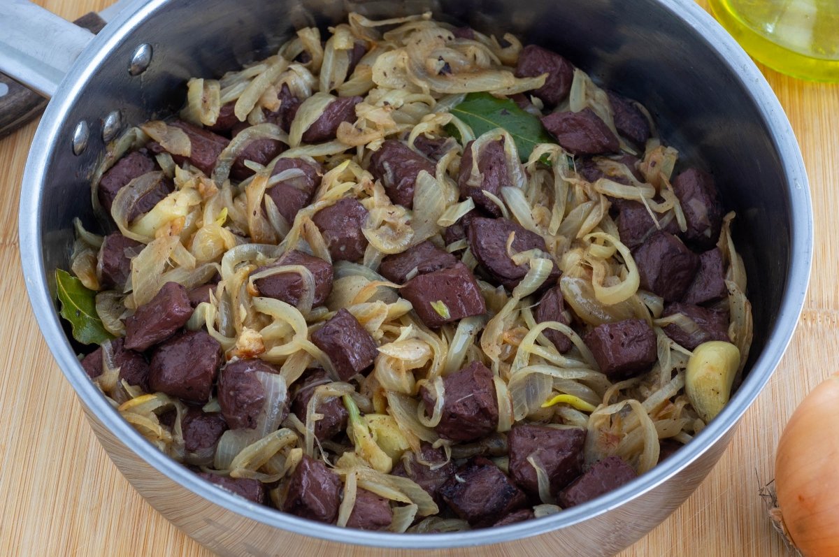 Cocinar la sangre encebollada