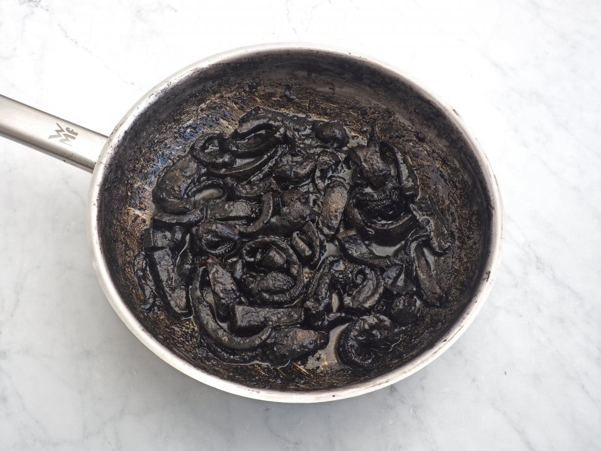 Cocinar la sepia en su tinta