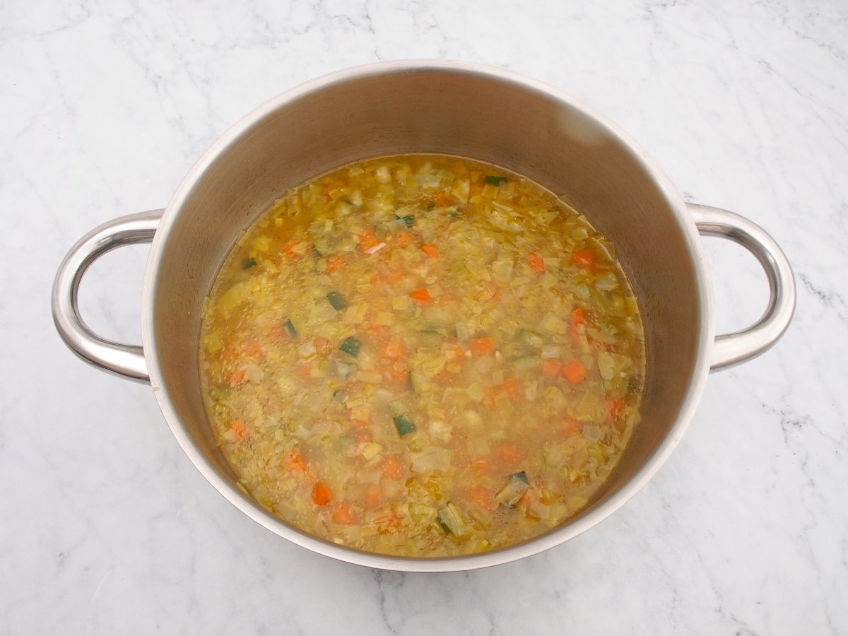 Cocinar la sopa de verduras