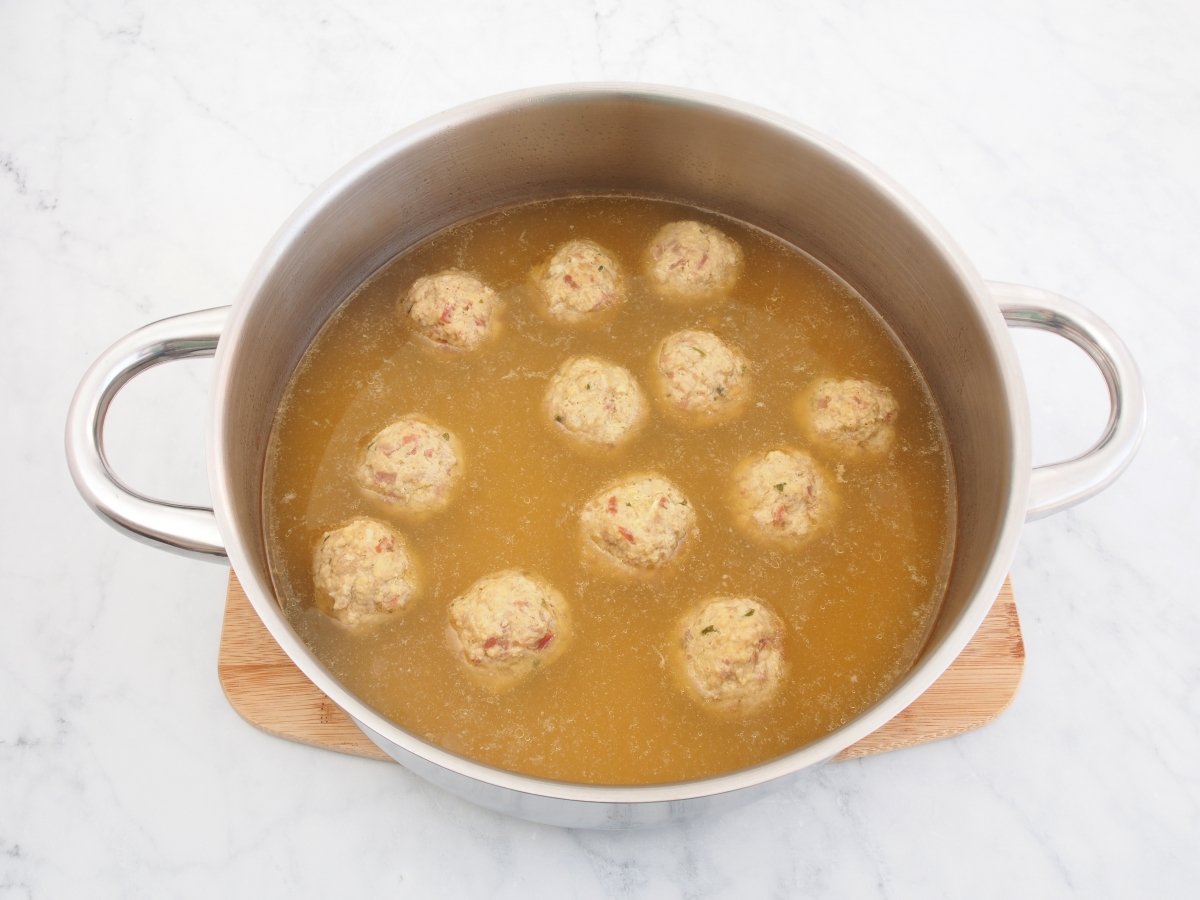 Cocinar las albóndigas a la cordobesa