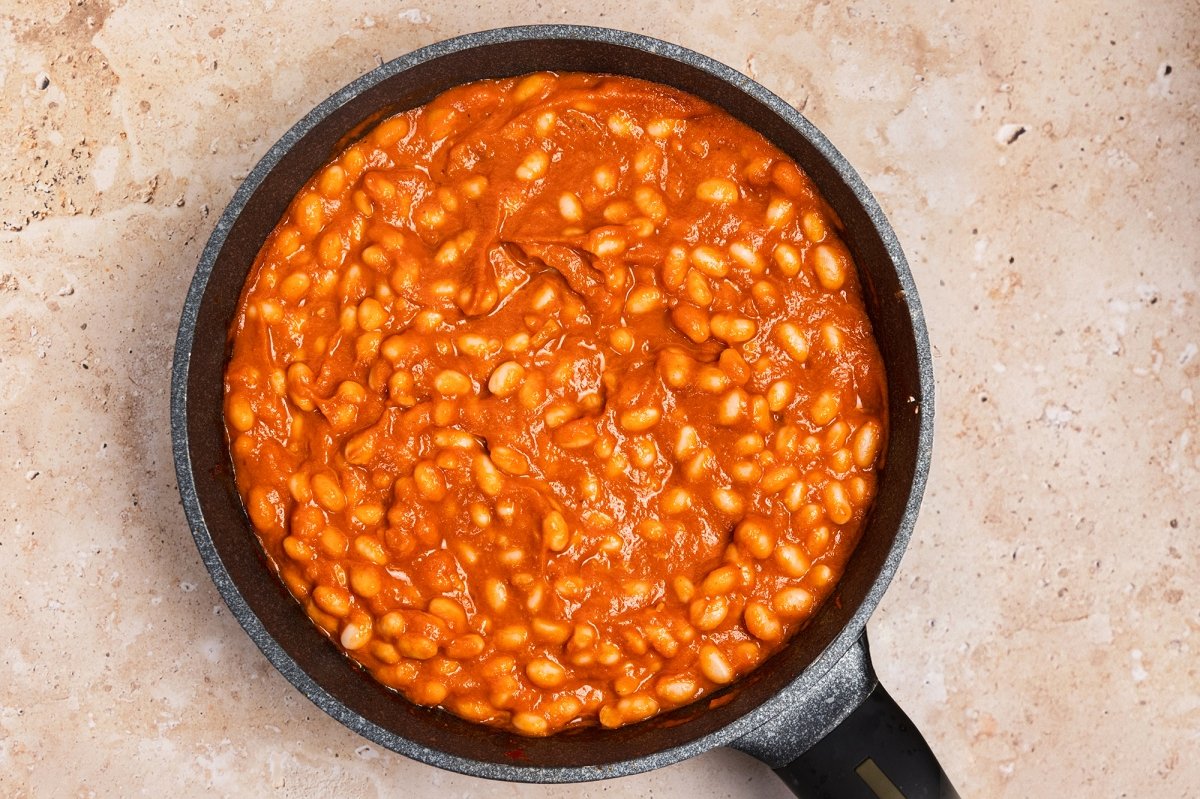 Cocinar las alubias con la salsa de tomate