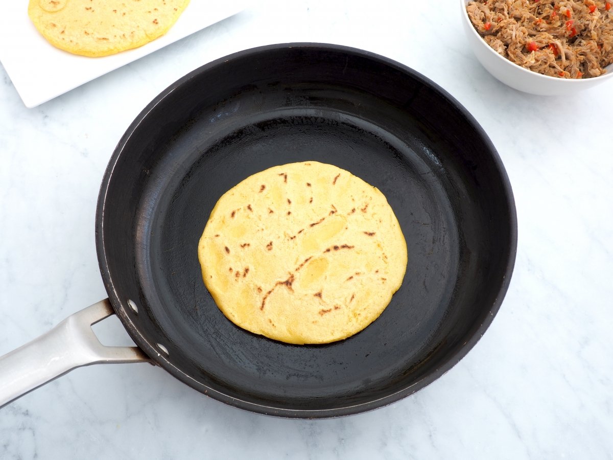Cocinar las arepas a la plancha