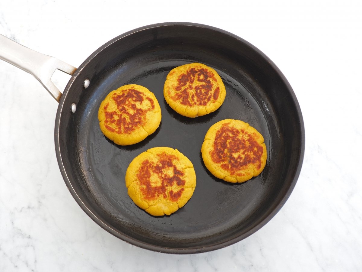 Cocinar las arepas de plátano maduro