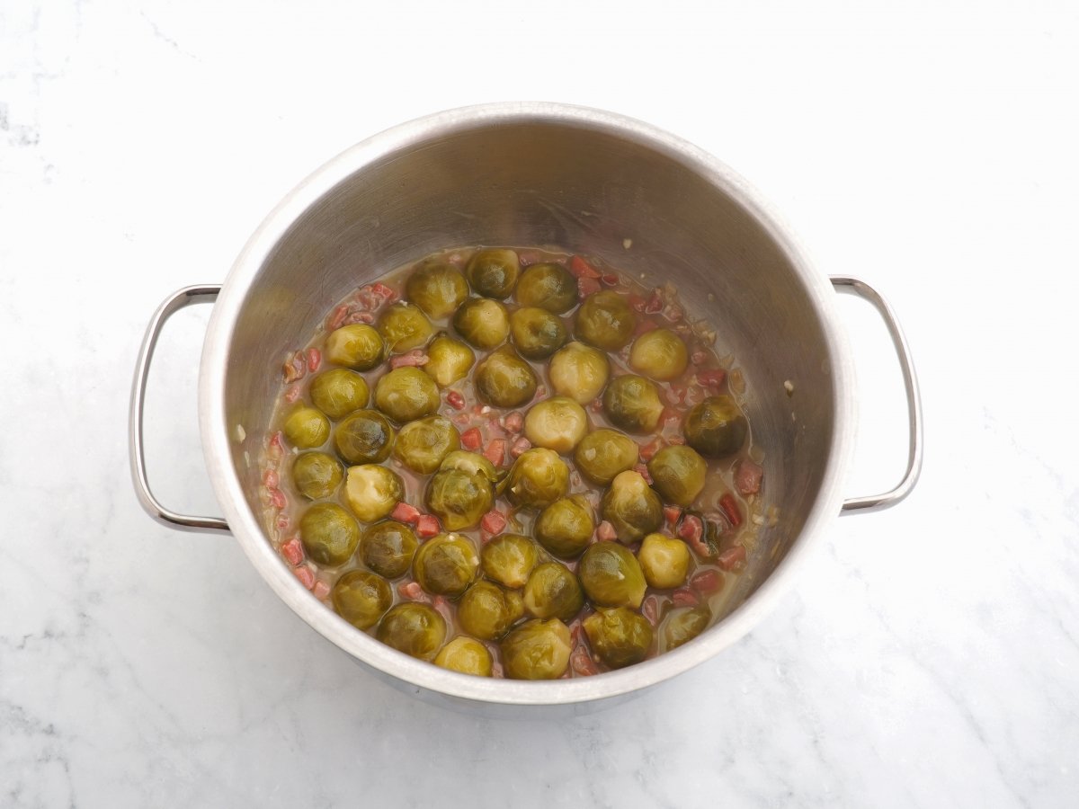 Cocinar las coles de Bruselas guisadas