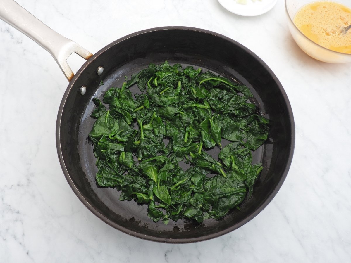 Cocinar las espinacas hasta consumir el agua