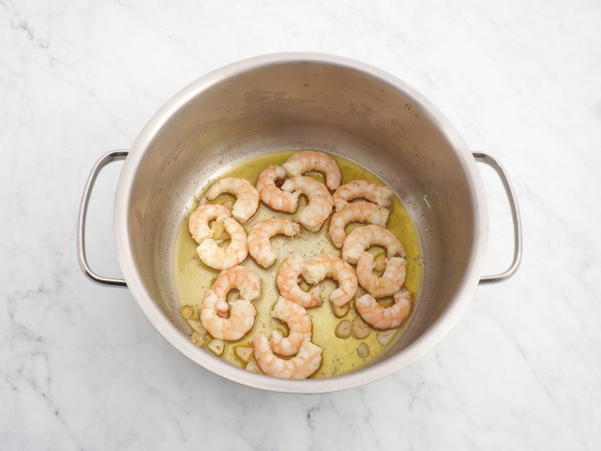 Cocinar las gambas al ajillo