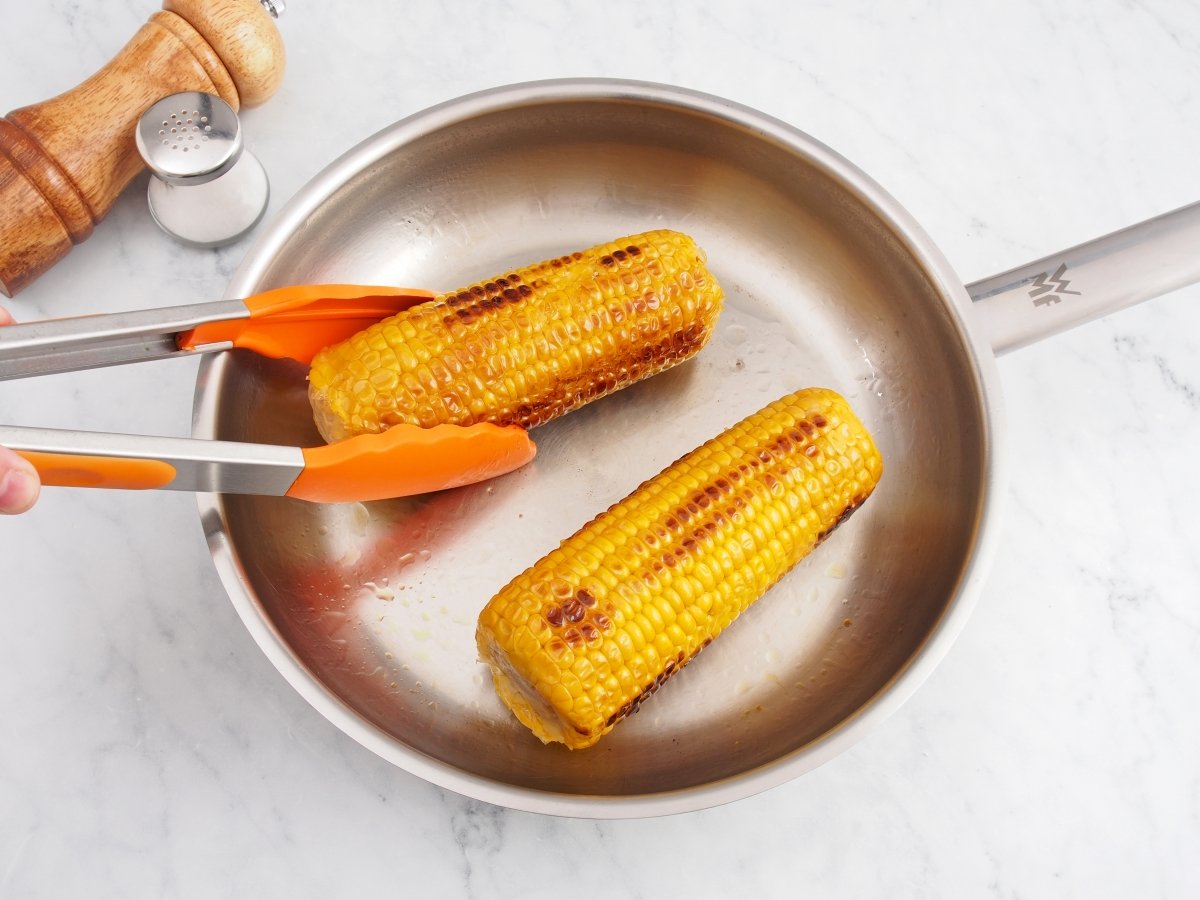 Cocinar las mazorcas de maíz a la plancha