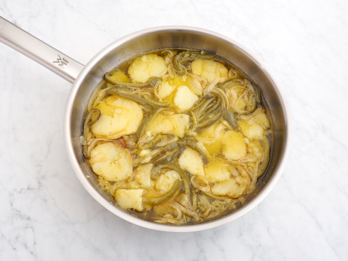 Cocinar las patatas a lo pobre del plato alpujarreño
