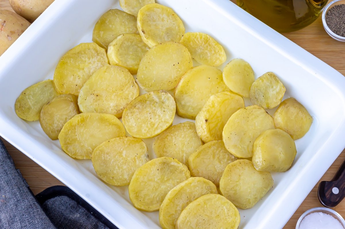 Cocinar las patatas de la moussaka
