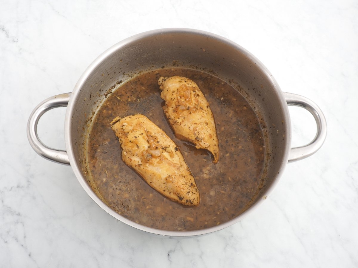 Cocinar las pechuga de pollo a las finas hierbas