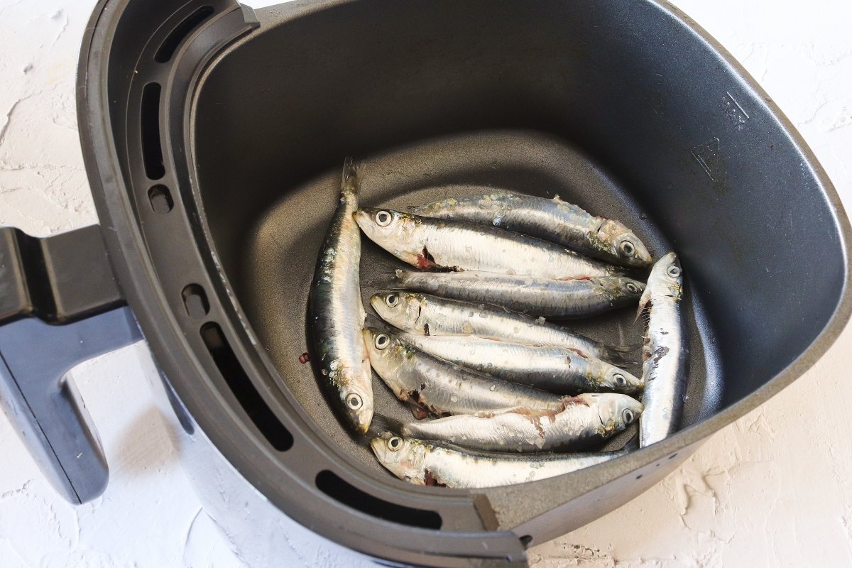 Cocinar las sardinas en la freidora de aire