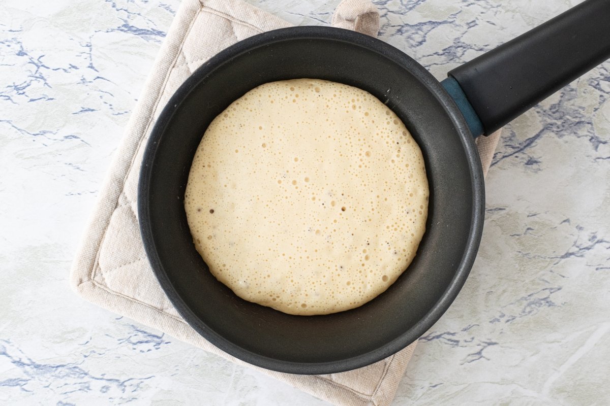 Cocinar las tortitas americanas o pancakes en una sartén hasta que salgan burbujas a la superficie
